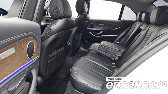 Mercedes-Benz E-Class 2017 — photo 18