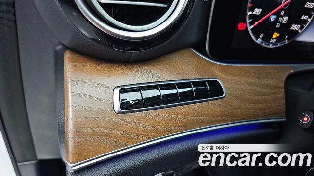Mercedes-Benz E-Class 2017 — photo 21