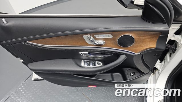 Mercedes-Benz E-Class 2017 — photo 14