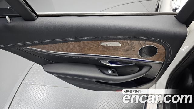 Mercedes-Benz E-Class 2017 — photo 15