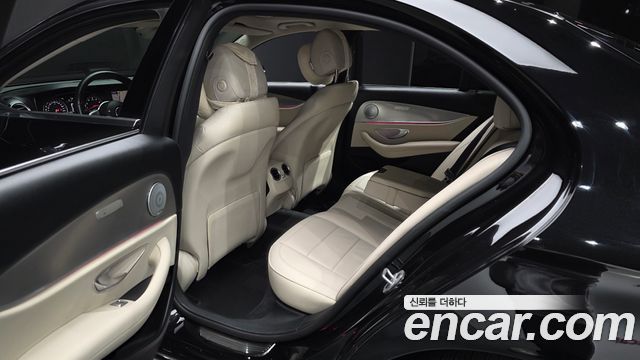 Mercedes-Benz E-Class 2019 — photo 16