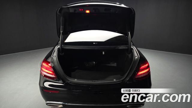 Mercedes-Benz E-Class 2019 — photo 35