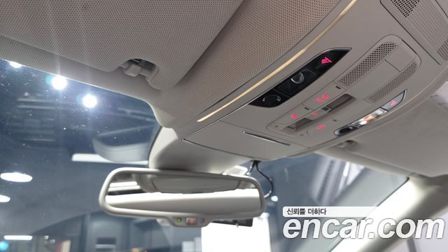 Audi A8 2012 — photo 18