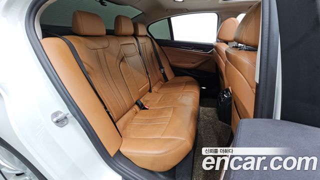 BMW 5-Series 2018 — photo 17