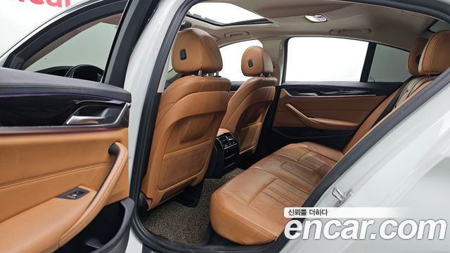 BMW 5-Series 2018 — photo 18