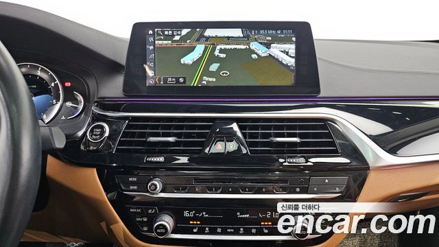 BMW 5-Series 2018 — photo 20
