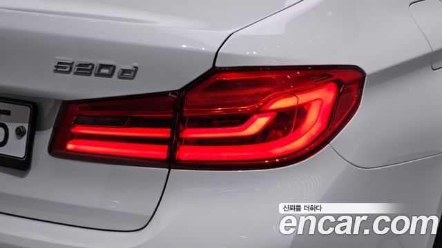 BMW 5-Series 2018 — photo 9