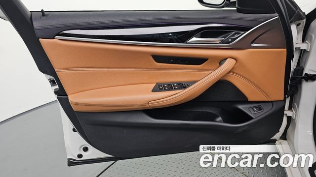 BMW 5-Series 2018 — photo 14