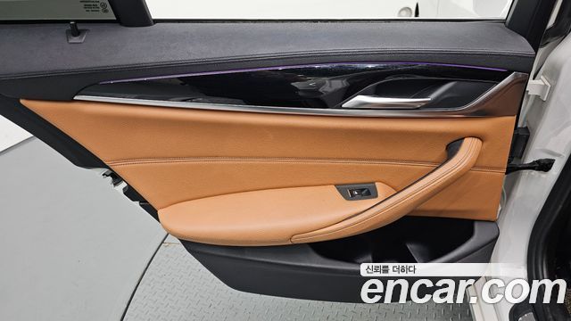 BMW 5-Series 2018 — photo 15