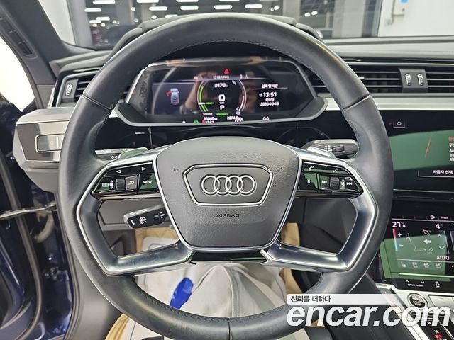 Audi e-tron 2022 — photo 9