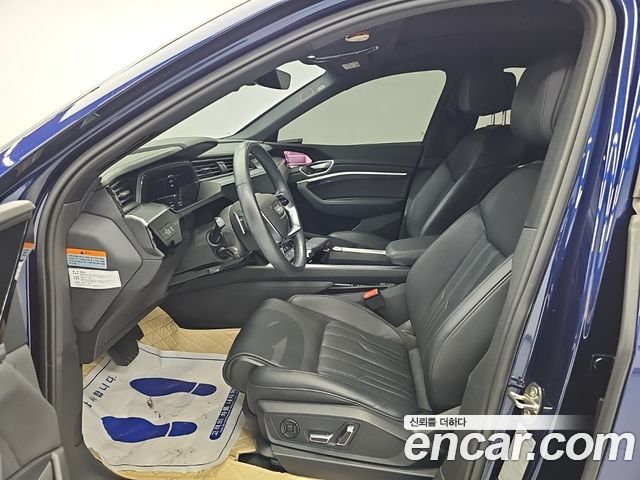 Audi e-tron 2022 — photo 11