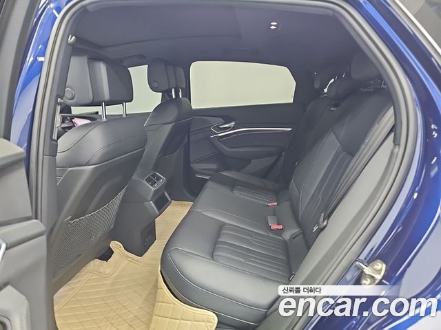 Audi e-tron 2022 — photo 12