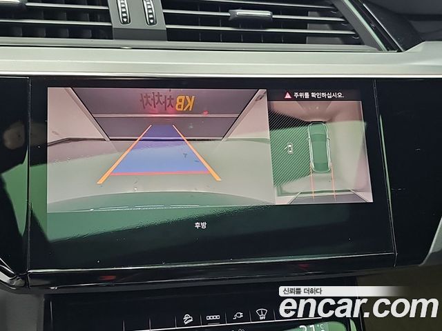 Audi e-tron 2022 — photo 16