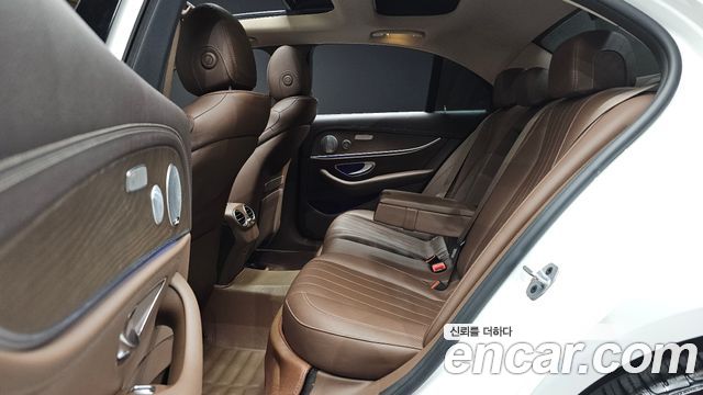 Mercedes-Benz E-Class 2019 — photo 17