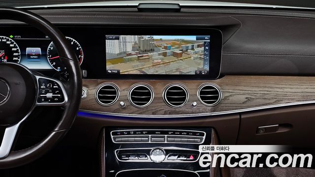 Mercedes-Benz E-Class 2019 — photo 20