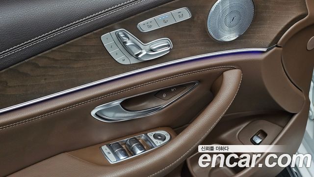 Mercedes-Benz E-Class 2019 — photo 25