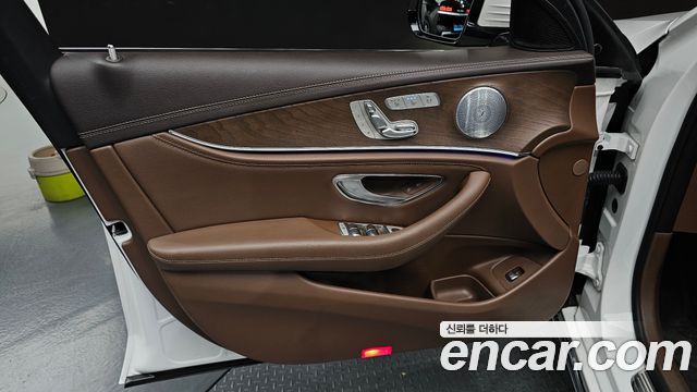 Mercedes-Benz E-Class 2019 — photo 14