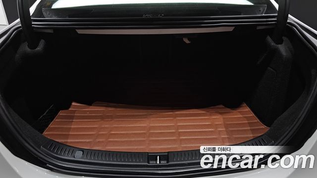 Mercedes-Benz E-Class 2019 — photo 32