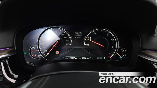 BMW 5-Series 2018 — photo 11