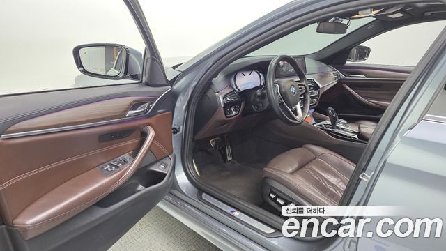 BMW 5-Series 2018 — photo 13