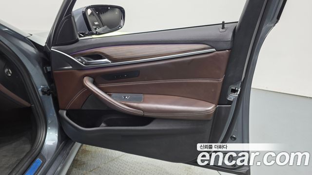 BMW 5-Series 2018 — photo 14