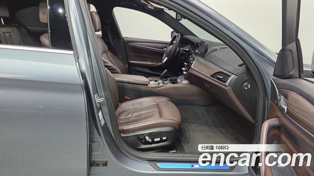 BMW 5-Series 2018 — photo 16