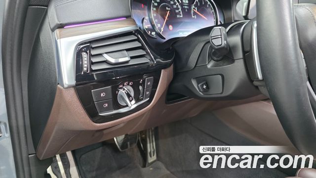 BMW 5-Series 2018 — photo 27