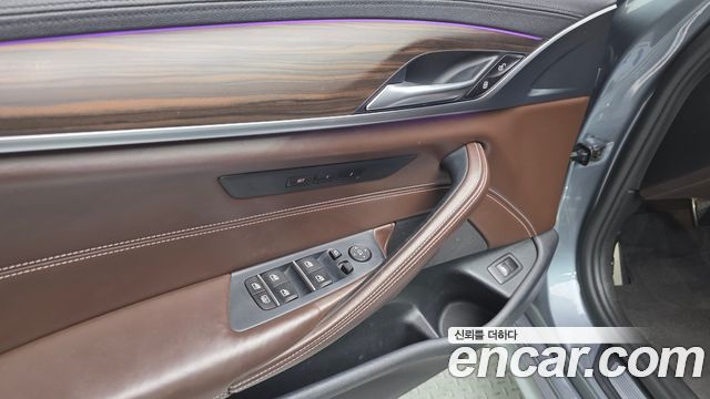 BMW 5-Series 2018 — photo 29
