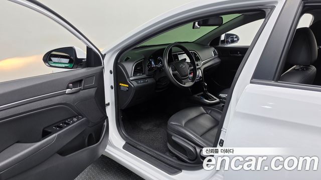 Hyundai AVANTE 2018 — photo 13