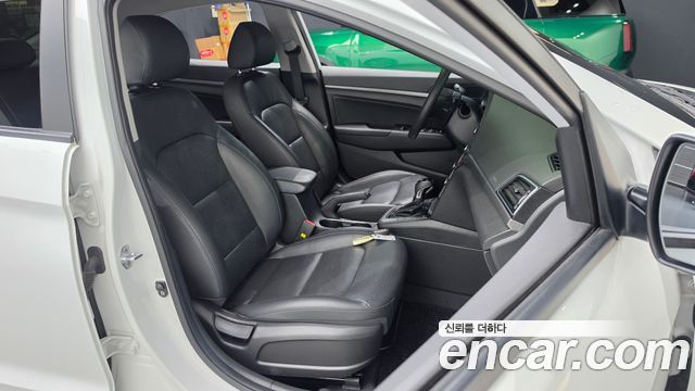 Hyundai AVANTE 2018 — photo 16