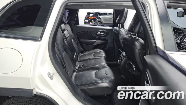 Jeep Cherokee 2019 — photo 16