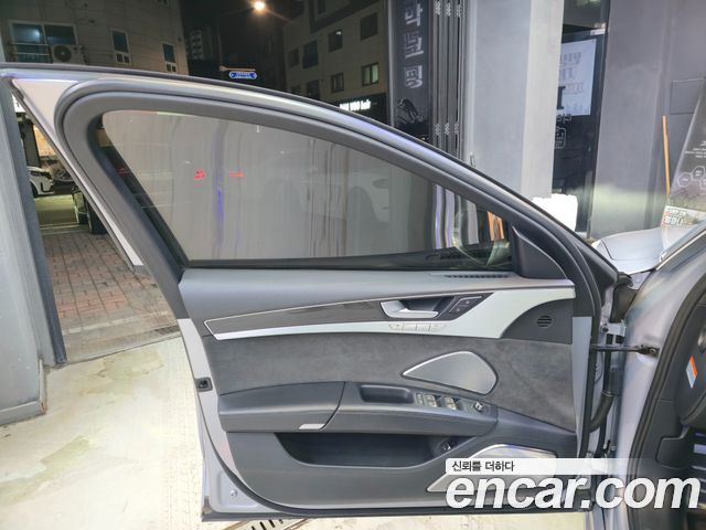 Audi S8 2015 — photo 16