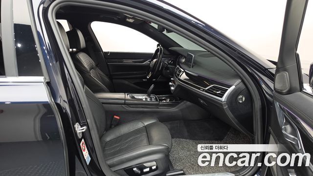 BMW 7-Series 2018 — photo 11