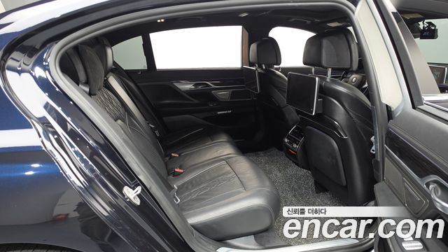 BMW 7-Series 2018 — photo 12