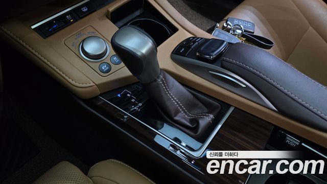 Lexus ES 2017 — photo 9