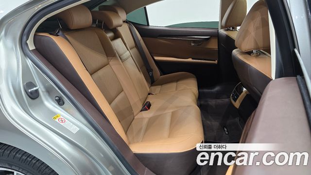 Lexus ES 2017 — photo 11