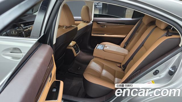 Lexus ES 2017 — photo 12