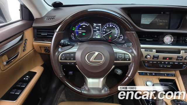 Lexus ES 2017 — photo 13