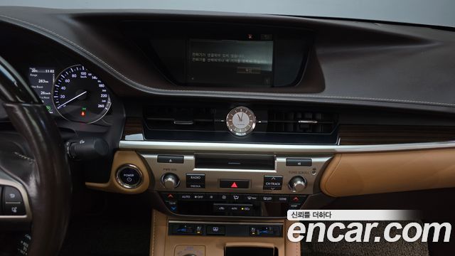 Lexus ES 2017 — photo 14