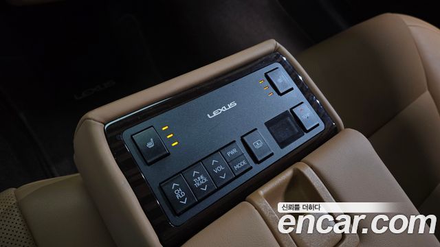 Lexus ES 2017 — photo 18