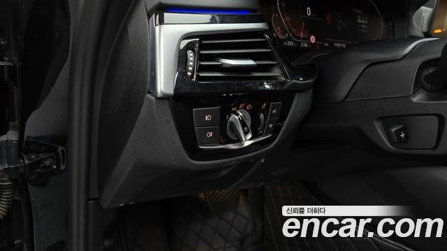 BMW 5-Series 2020 — photo 28