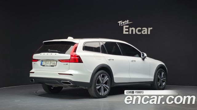Volvo V60 2021 — photo 2