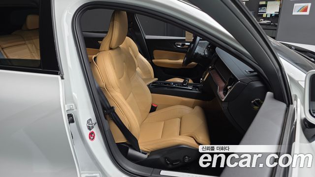 Volvo V60 2021 — photo 17