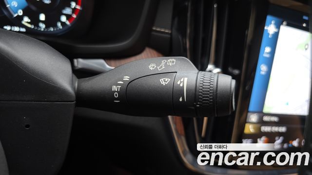Volvo V60 2021 — photo 24