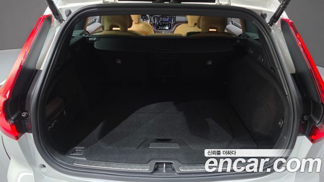 Volvo V60 2021 — photo 36