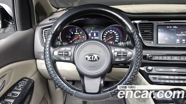Kia Canival 2015 — photo 11