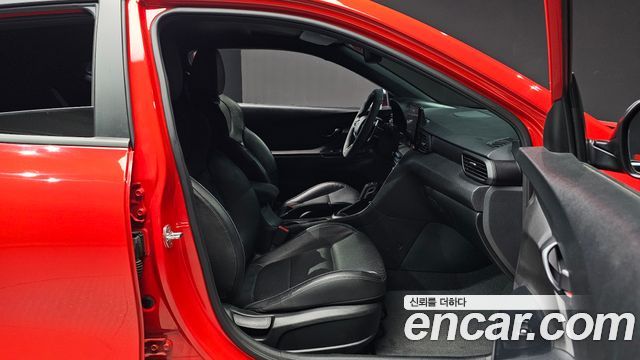 Hyundai Veloster 2023 — photo 16