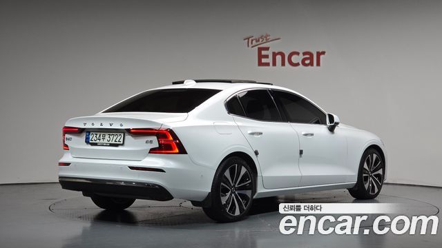 Volvo S60 2023 — photo 2