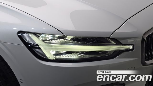 Volvo S60 2023 — photo 8