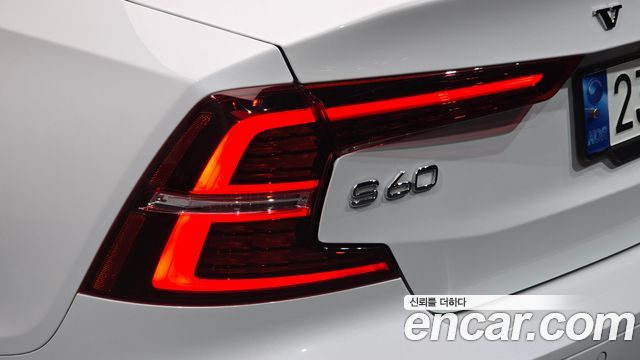 Volvo S60 2023 — photo 9